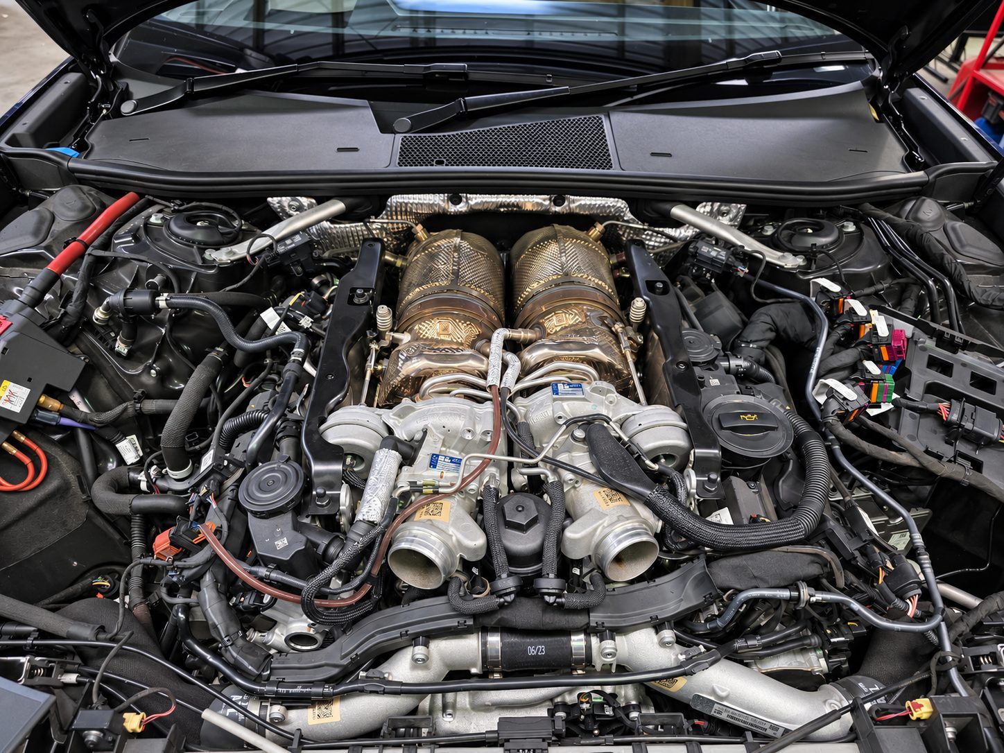 Twin turbos sitting in the hot V of the RS6 4.0 V8